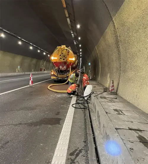 豆河镇隧道排水渠清淤